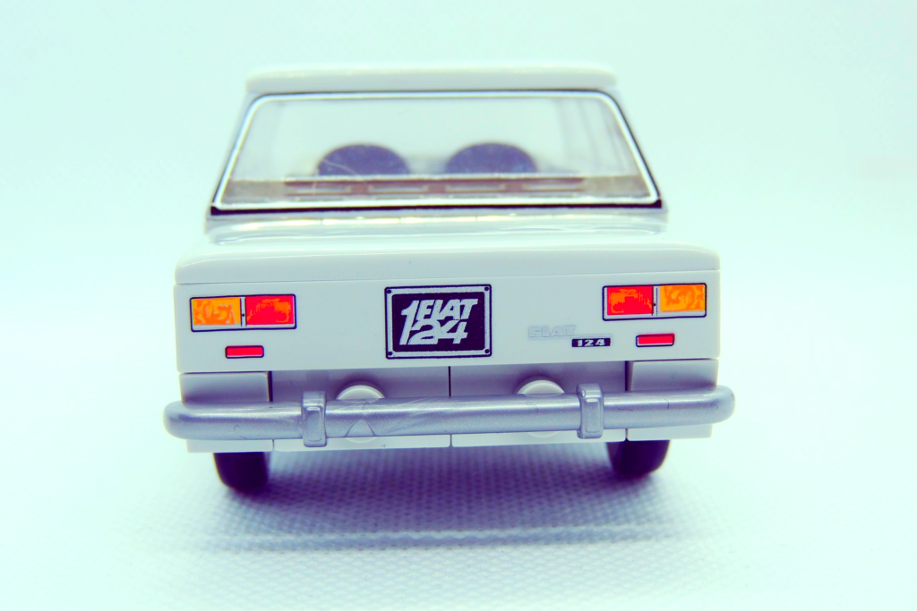 Cobi-24521-Fiat-124-Berlina-1200-000-Logo-1024x683.png