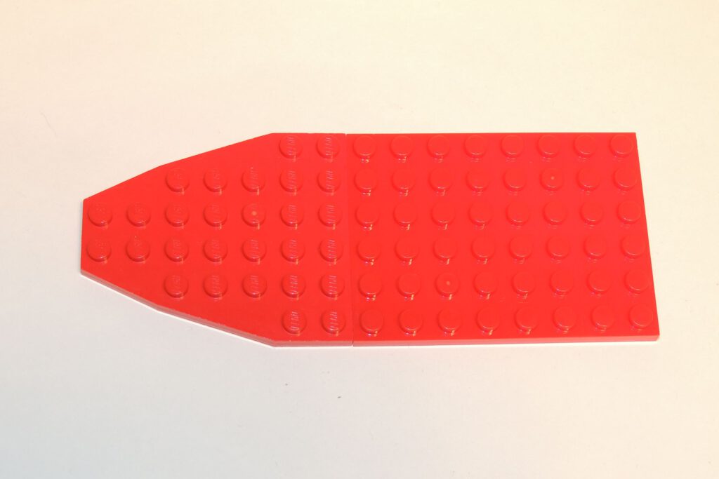 6×8 Plate in Rot von Gobricks. Man erkennt einen minimalen Farbunterschied. (Boot BS 1).