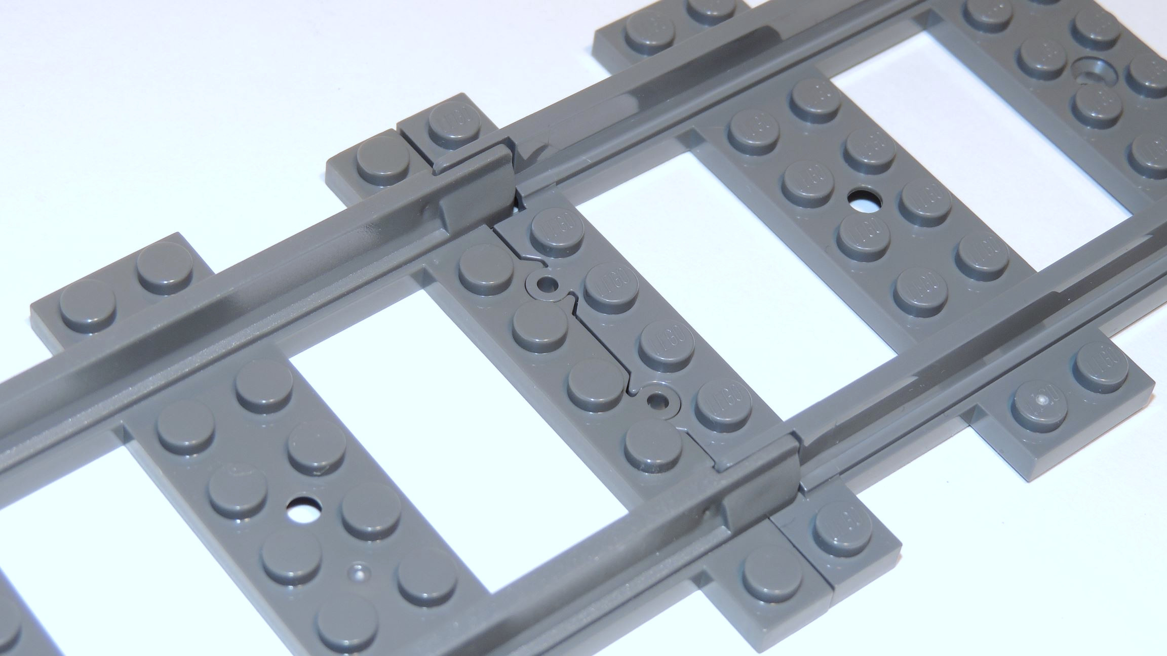 Steinchenshop tendiert mehr zu Dark Gray, rechts Lego in Dark Bluish Gray.
